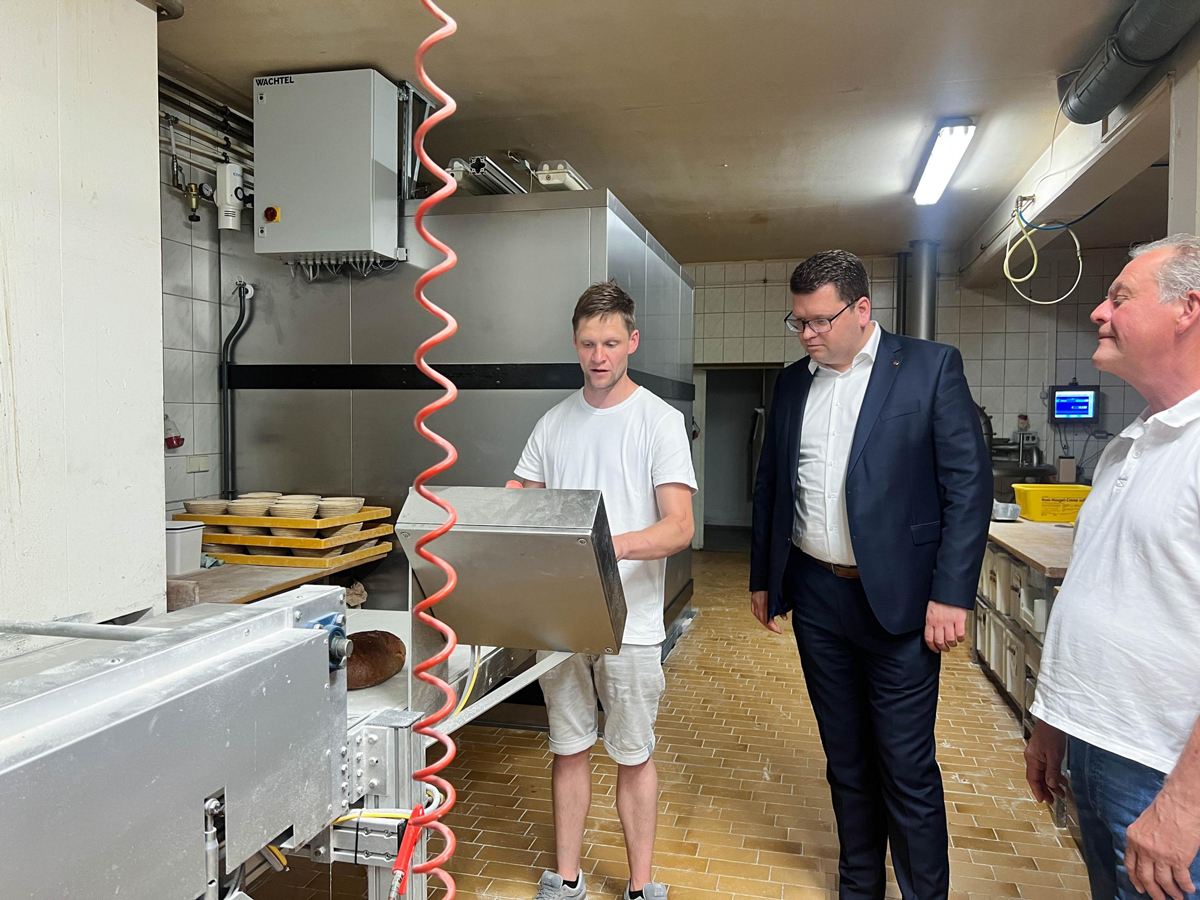 Familie Käpnernick stellt die Bäckerei dem Landrat vor.