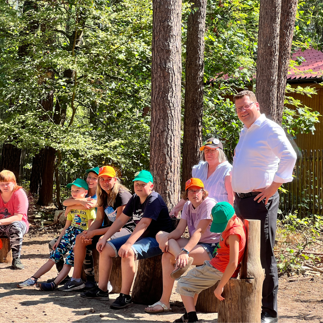 Kinder vom Feriencamp und Landrat Christan Tylsch