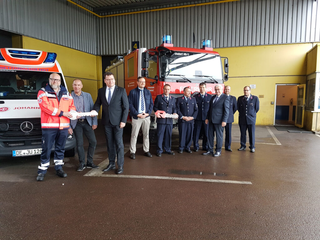 Schlüsselübergabe: Rettungswache in Cobbelsdorf und Übergabe eines Löschgruppenfahrzeuges an die Ortsfeuerwehr Cobbelsdorf