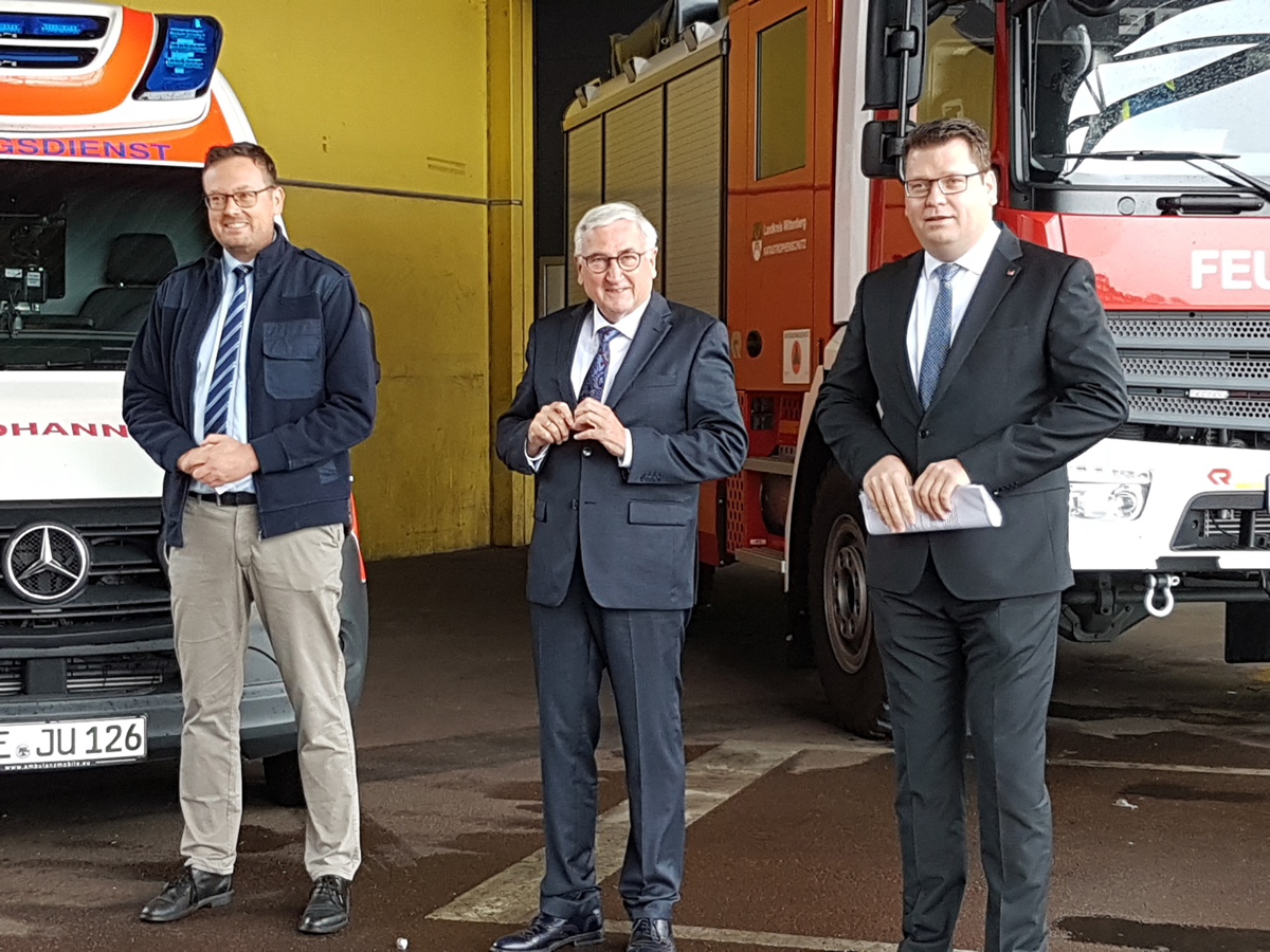 v.l.n.r.: Bürgermeister Axel Clauß, Minister Michael Richter, Landrat Christian Tylsch