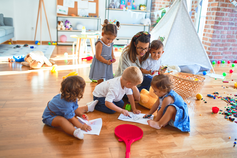 Kinderbetreuung in der Kita (AdobeStock_325560833)