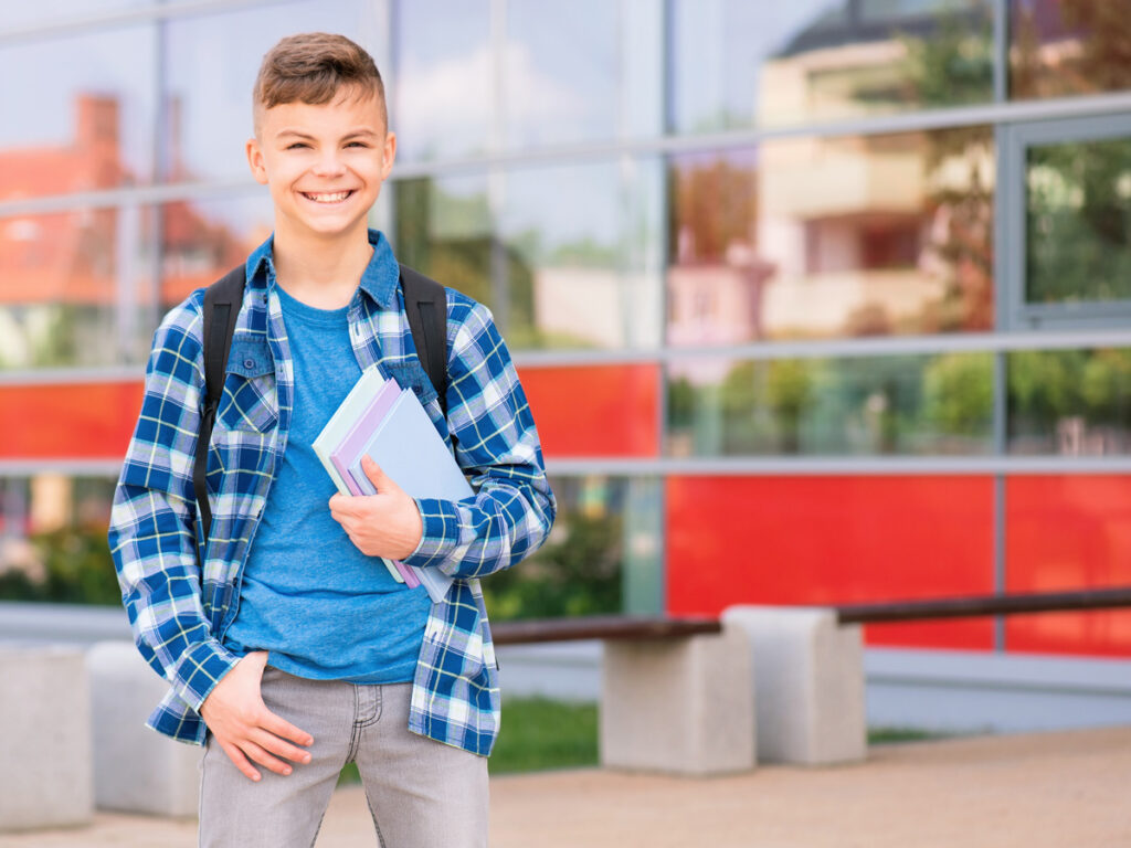 Schüler/ Junge vor der Schule