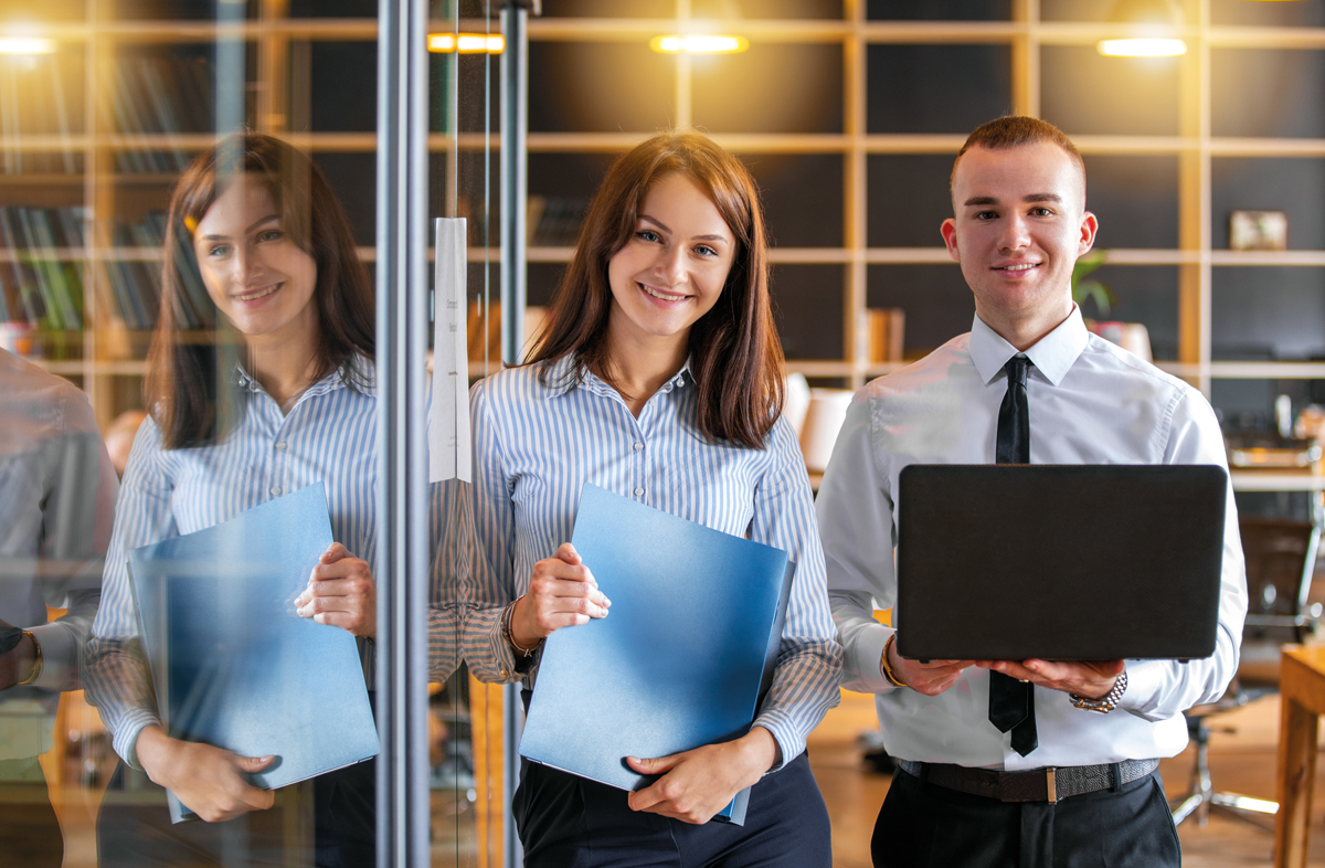 Junge und Mädchen stehen im Büro