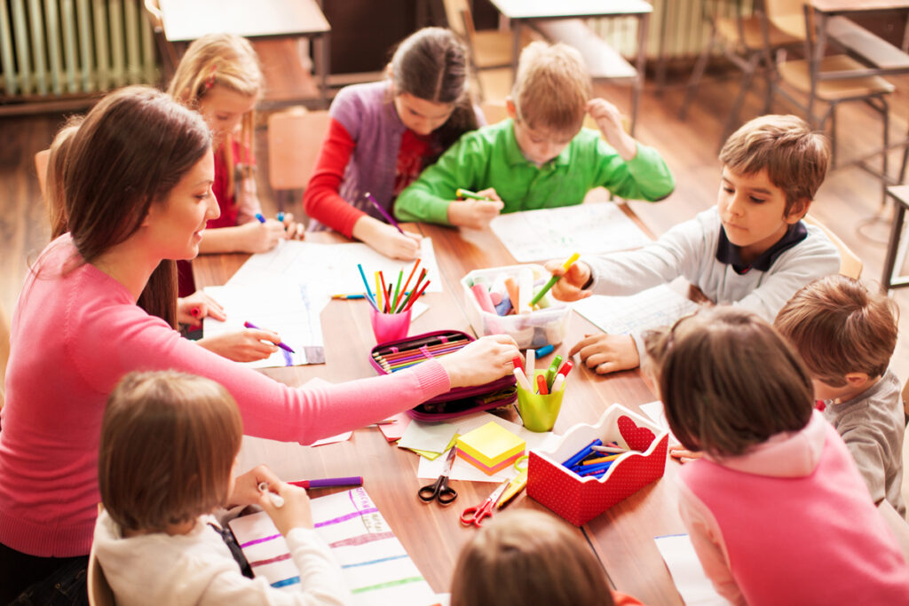 Kinder in der Grundschule mit ihrer Lehrerin