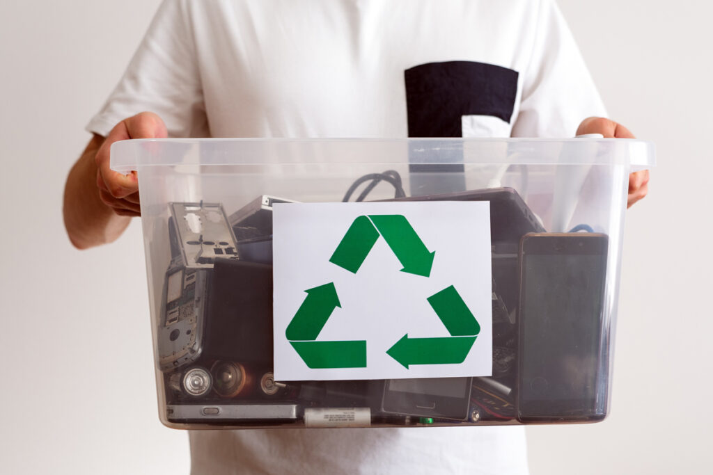 Elektrische und ausrangierte elektronische Haushaltsgeräte im Recyclingbehälter