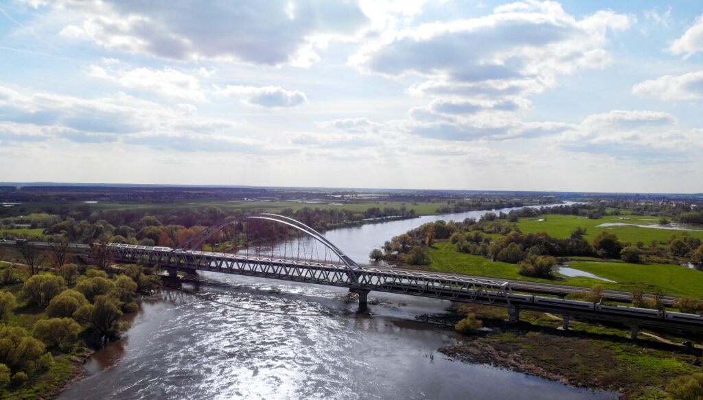 Auf der Elbbrücke nahe Wittenberg fährt ein ICE