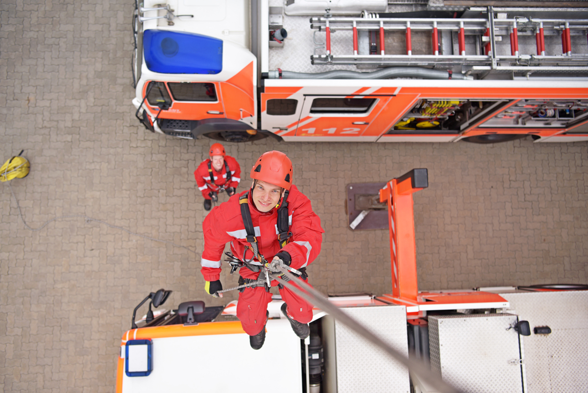Höhenrettung bei der Feuerwehr - Feuerwehrmann seilt sich ab - Bergung durch Rettungsdienst