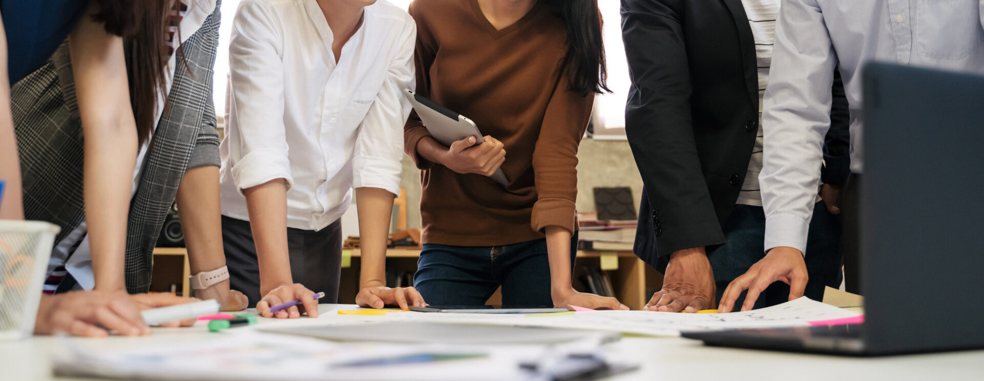 Geschäftsleute-Teamtreffen im modernen Büro, Arbeitsdesign, Planung und Ideenkonzept