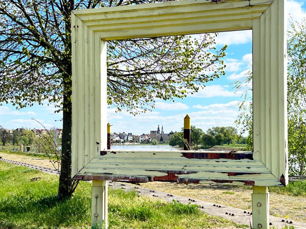 Blick auf Coswig durch einen aufgestellten Bilderrahmen