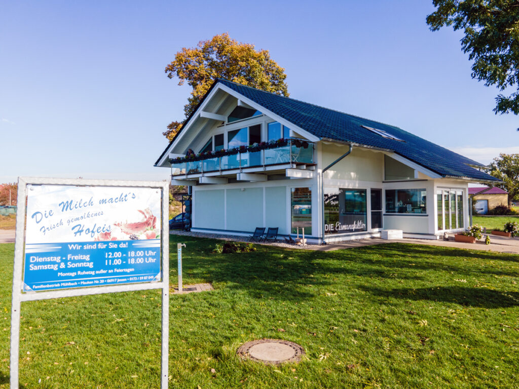 Mauen Eismanufaktur - Haus mit Schild