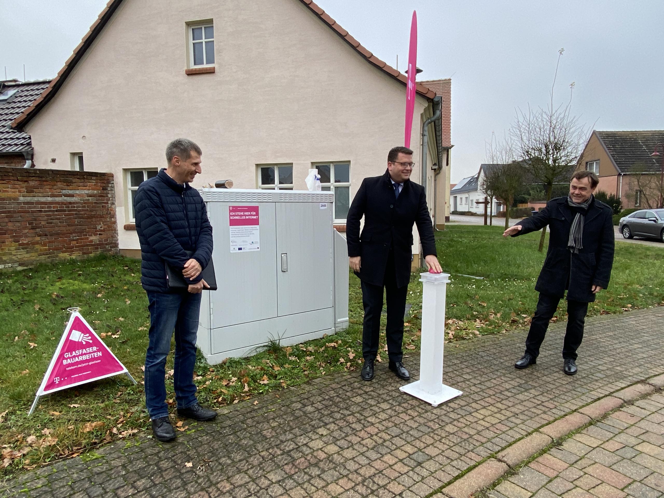 Landrat Tylsch und Bürgermeister Jahn geben Startschuss für den Ausbau der Glasfasern