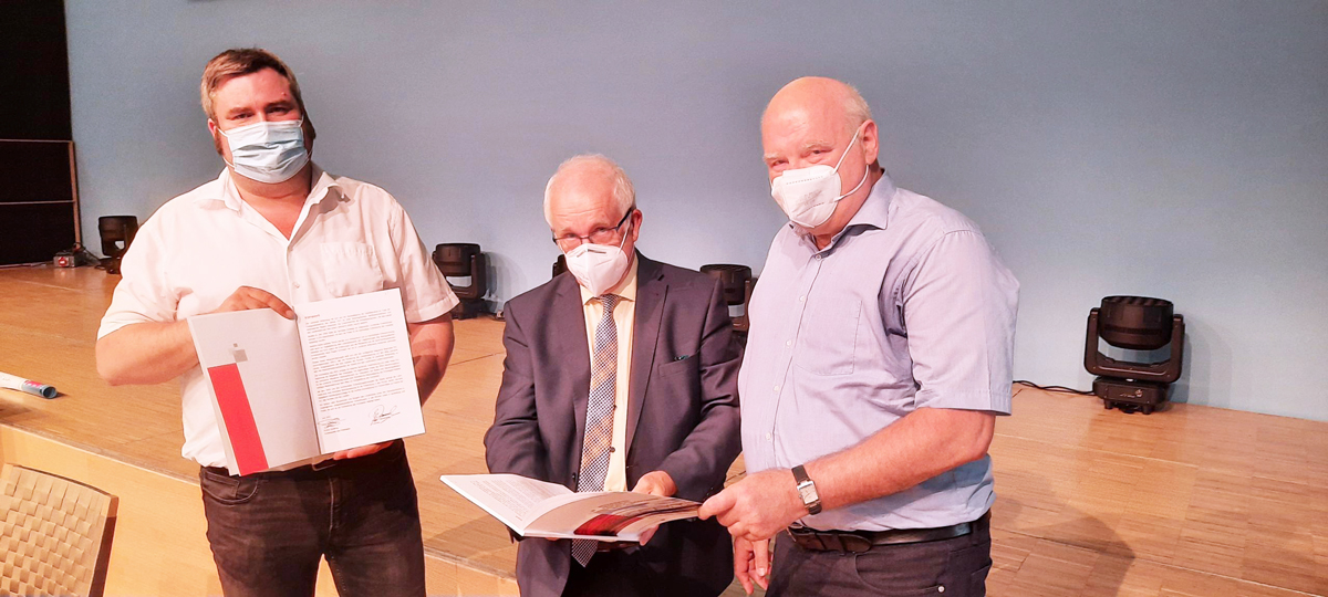Kreistagsvorsitzender Enrico Schillung, Landrat Jürgen Dannenberg und Josef Bühler zeigen das Integrierte Regionale Entwicklungskonzept 2030
