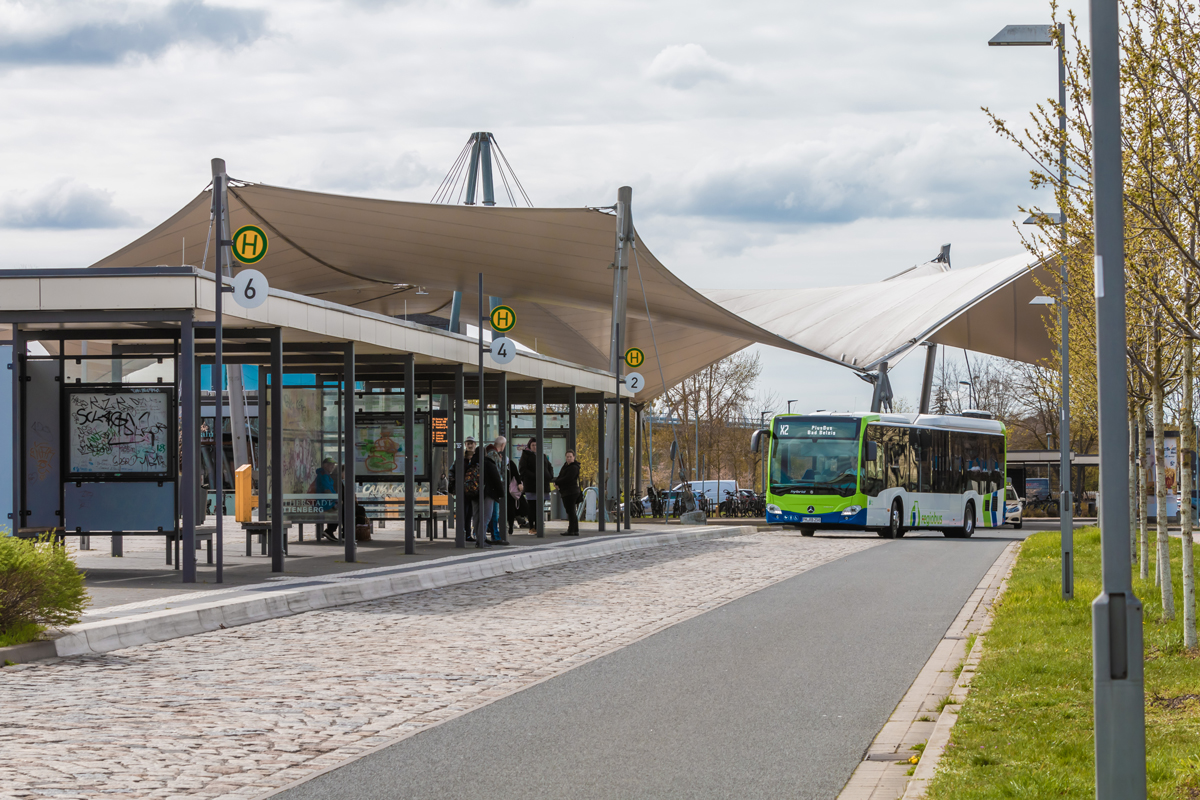 Hauptbahnhof Lutherstadt Wittenberg - Busbahnhof: Bus fährt an Haltestelle