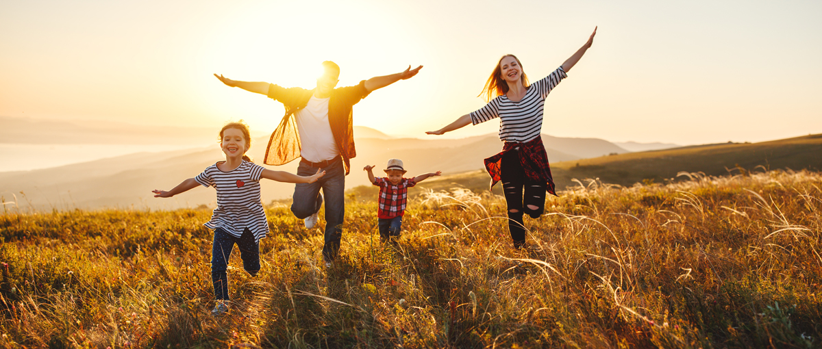 Familie ist glücklich und läuft auf dem Feld