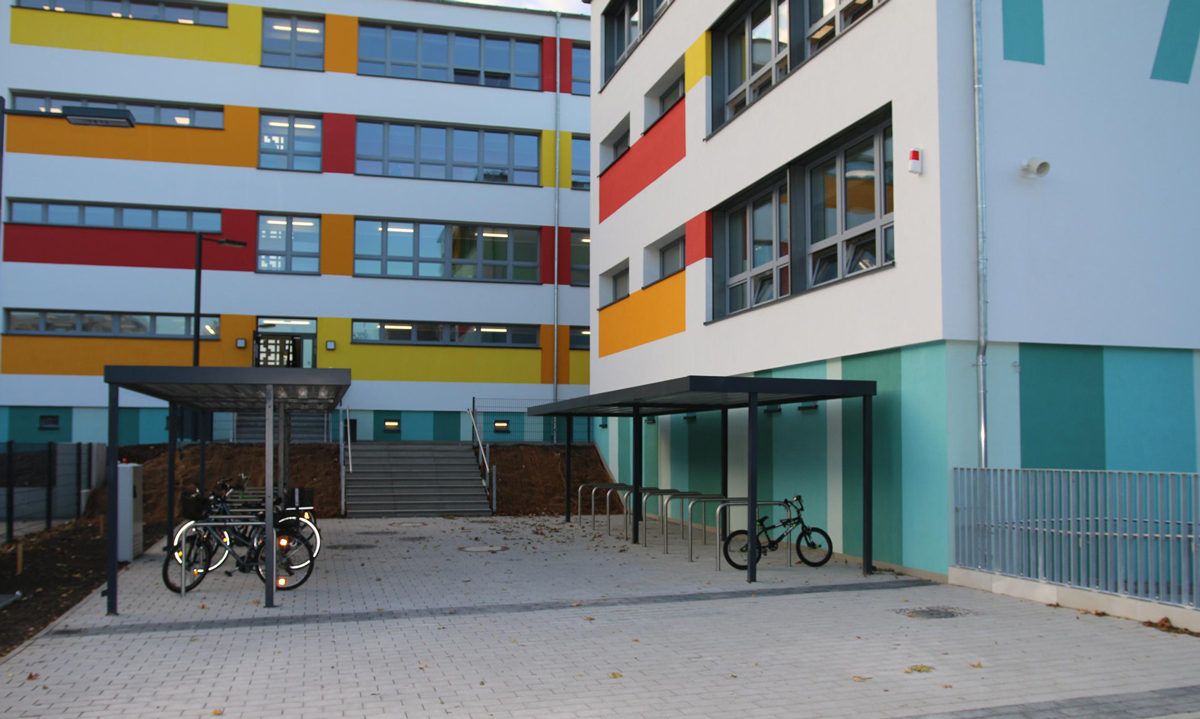 Eingangsbereich der sanierten Förderschule 'Pestalozzi' - Fahrradplatz