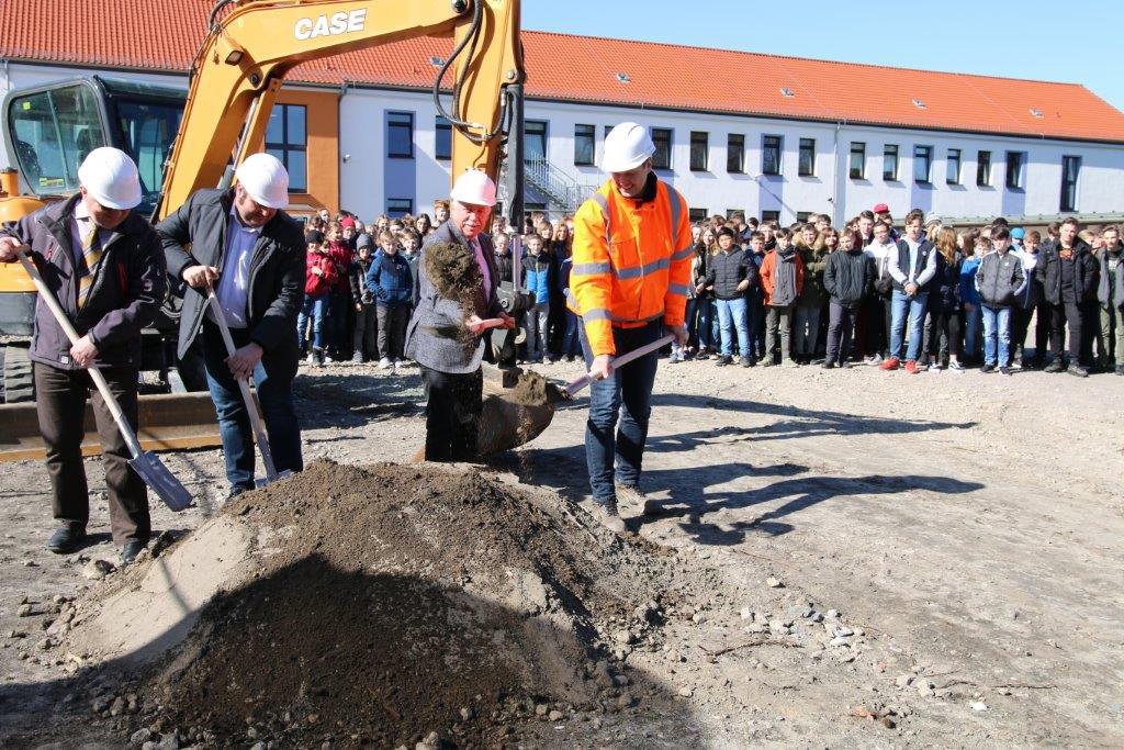 v. links: Schulleiter Roland Franke, Bürgermeister Enrico Schilling, Landrat Jürgen Dannenberg und Oberbauleiter der Bau- und Haustechnik GmbH Christian Palkies