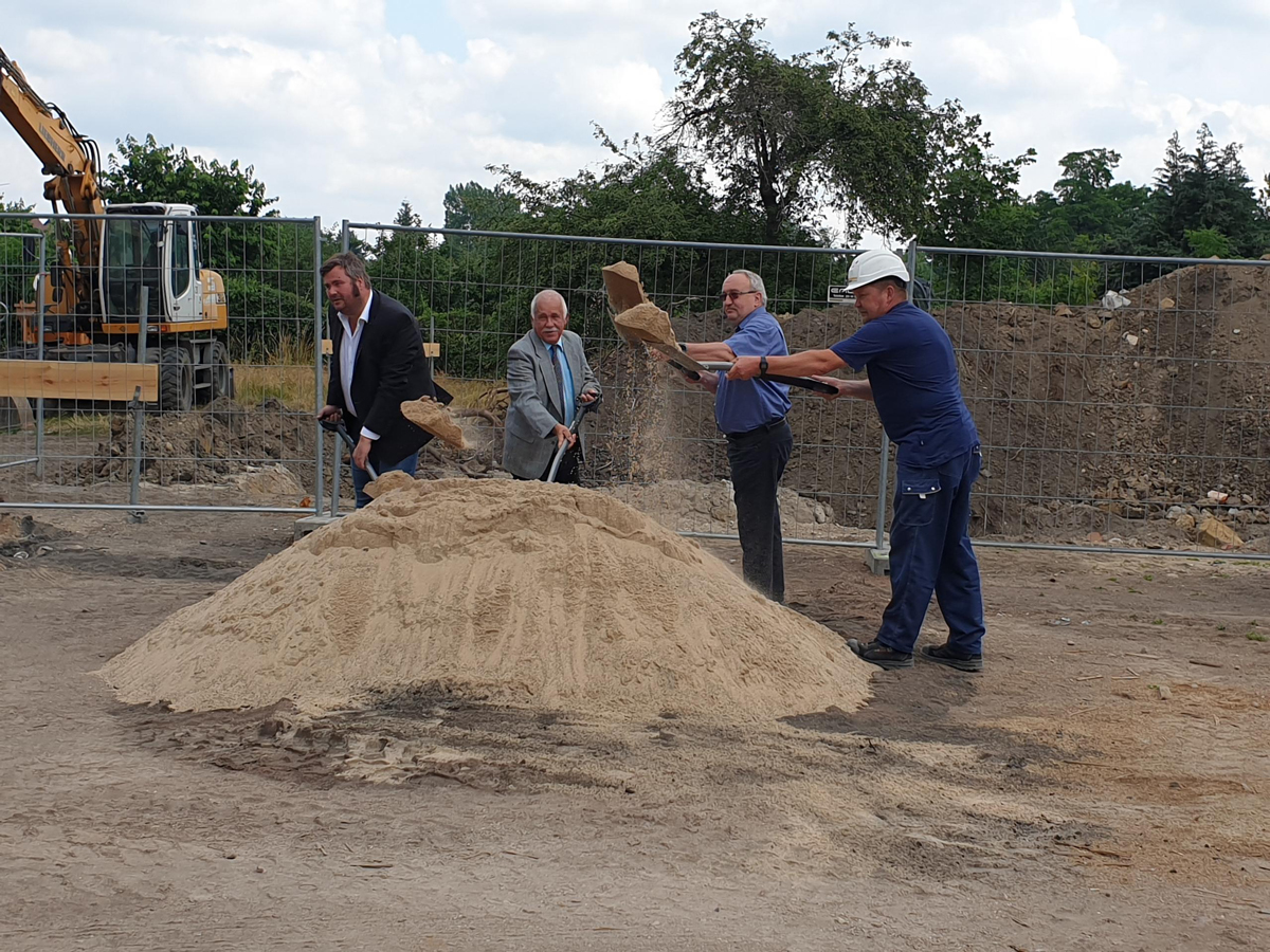 v.l.n.r.: Landrat Jürgen Dannenberg, Bürgermeister Enrico Schilling, Schulleiter Roland Franke und Polier Dieter Pietzner (Bauunion Wittenberg GmbH)