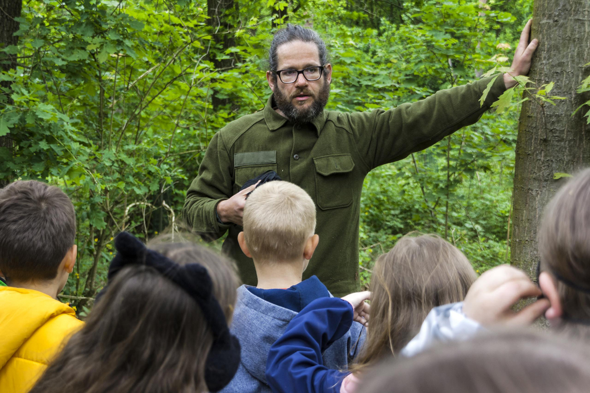 Wildnispädagogischen-Projekttage mit den 3ten und 4ten Klassen der Diesterweg GS Wittenberg - Schüler und Schülerinnen hören den Förster zu