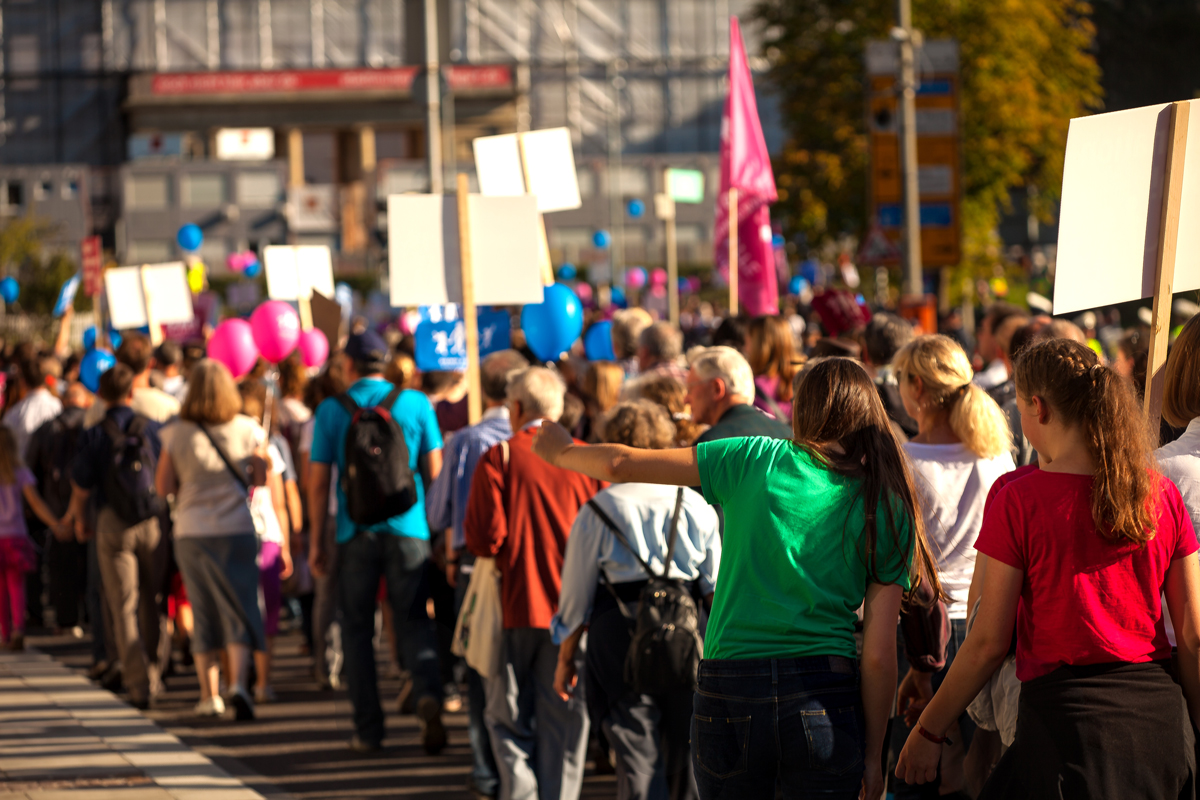 Leute gehen auf die Straße und demonstrieren