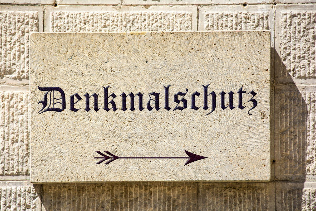 Schild mit dem Wort Denkmalschutz