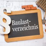 Auf einen Baulplan liegt ein Schild mit der Aufschrift Baulastverzeichnis. Daneben liegen Ziegelsteine, eine Schaufel und das Symbol einen Paragraphen.