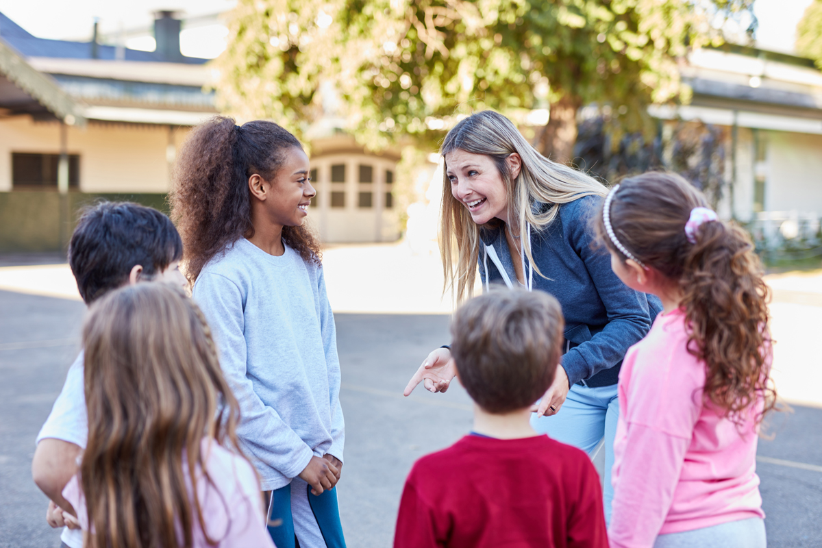 Betreuer und Kinder im Ferienlager