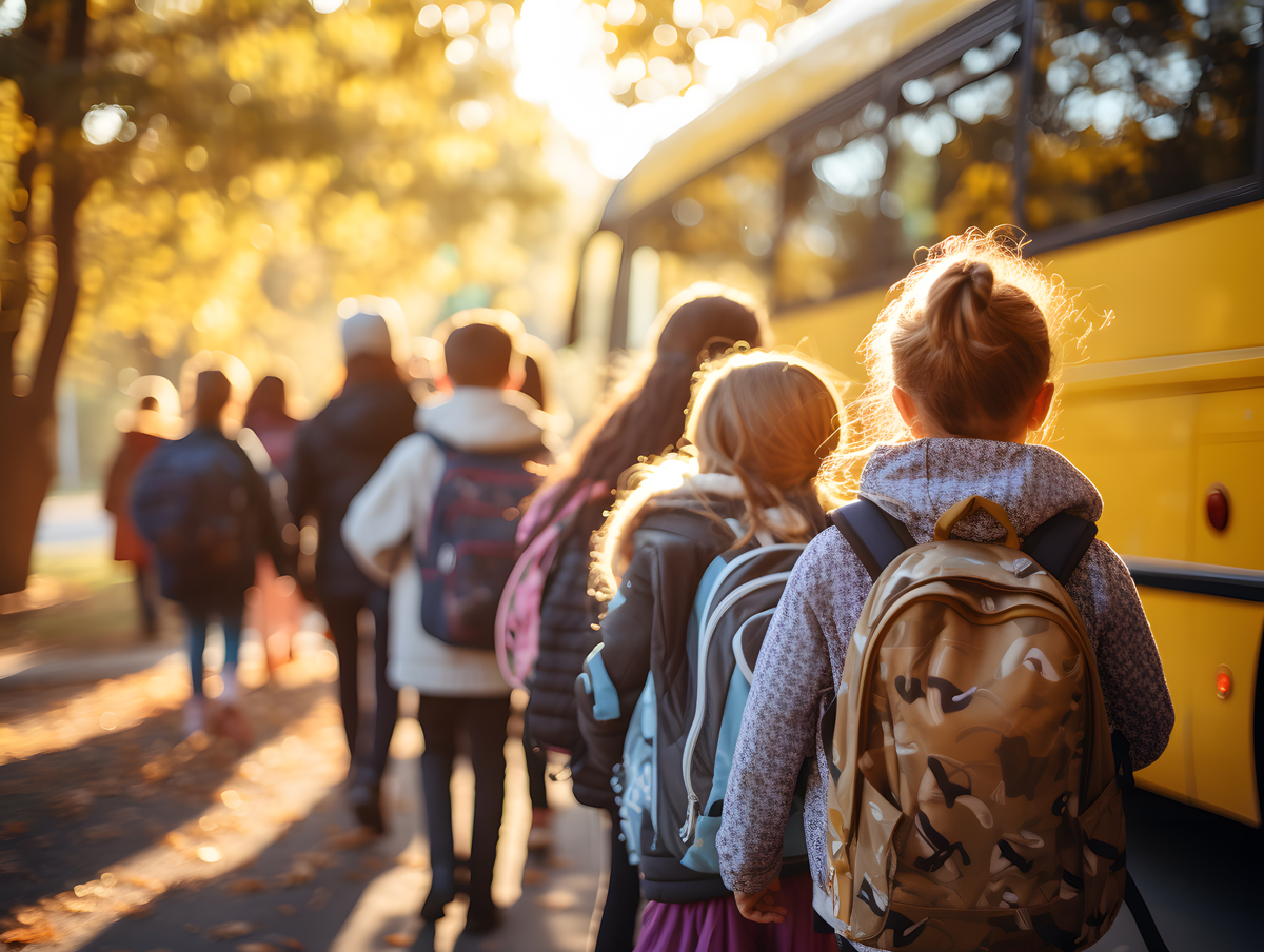 Schüler gehen zum Bus