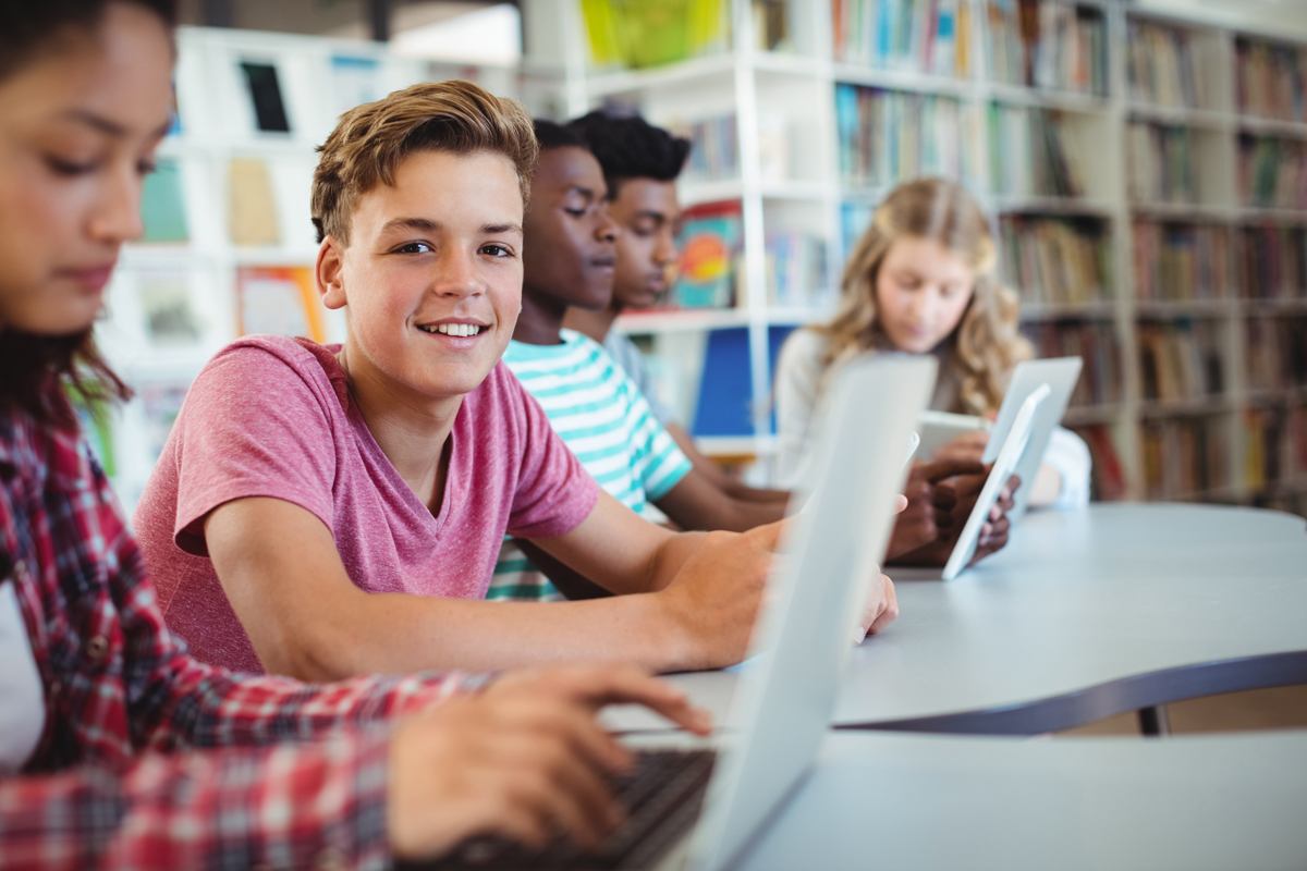 Studenten sitzen am Laptop in der Bibliothek