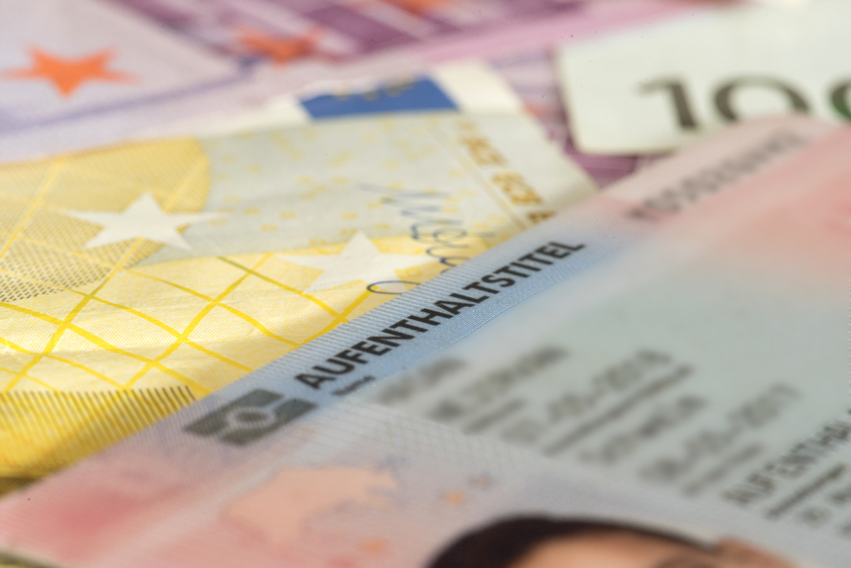 Euro Geldscheine und Aufenthaltserlaubnis für Deutschland