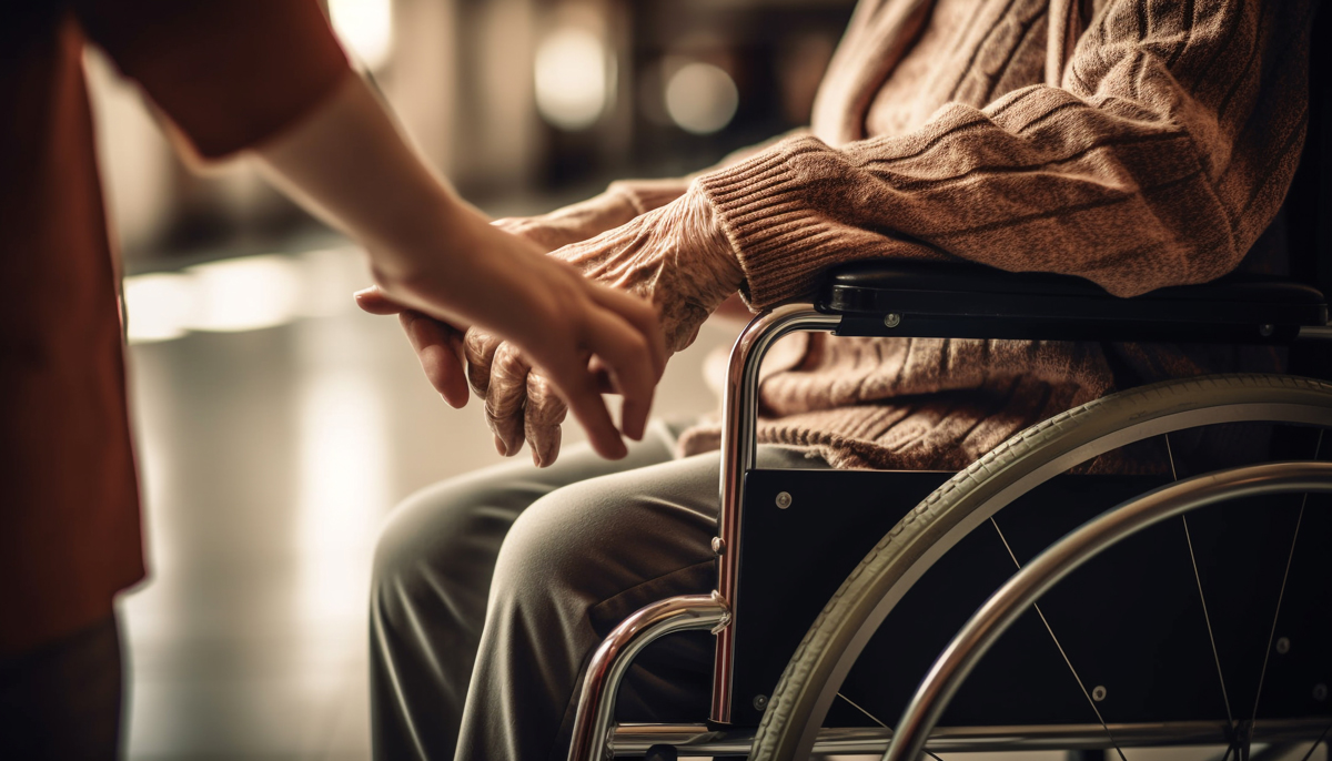 Ältere Dame im Rollstuhl hält Händchen mit Pflegerin, erstellt mit KI