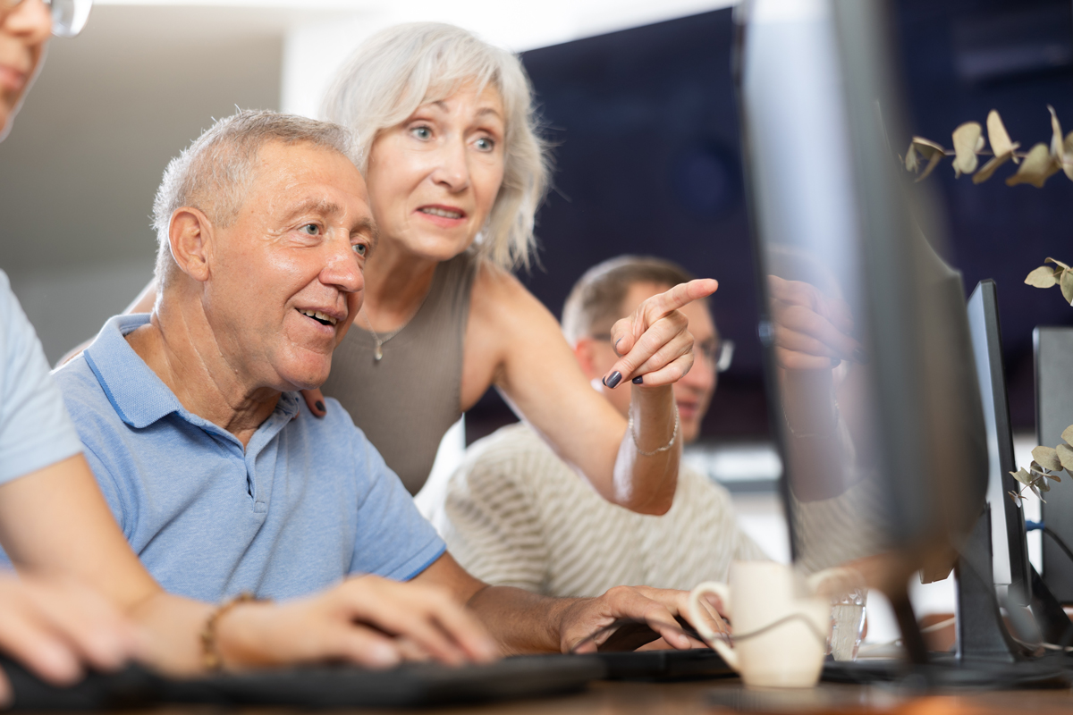 Senioren lernen am PC