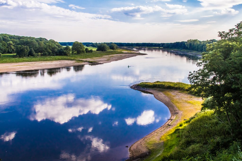 Sicht auf die Elbe, links und recht ist eine Landschaft zu sehen