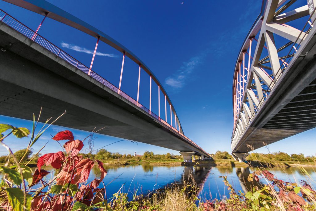 Elbebrücke von unten fotografiert