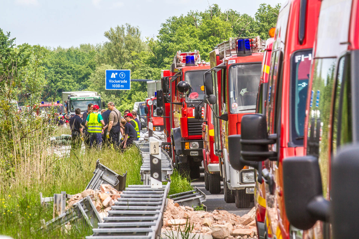 Feuerwehren und Einsatzwagen stehe auf der Autobahn A9 vor Vockerode