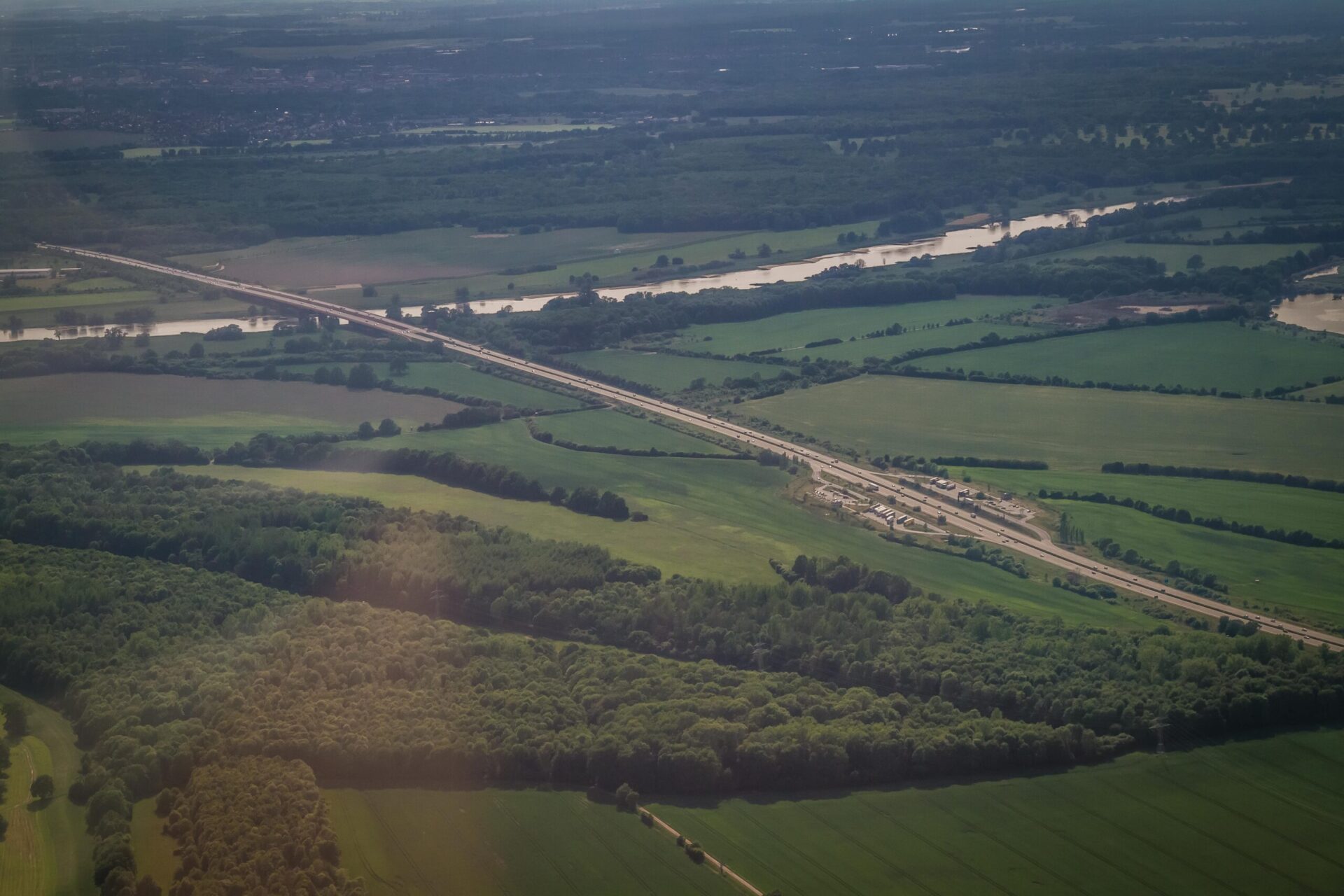 Autobahnbrücke der Autobahn A9 zwischen Coswig (Anhalt) und Vockerode aus der Luft.