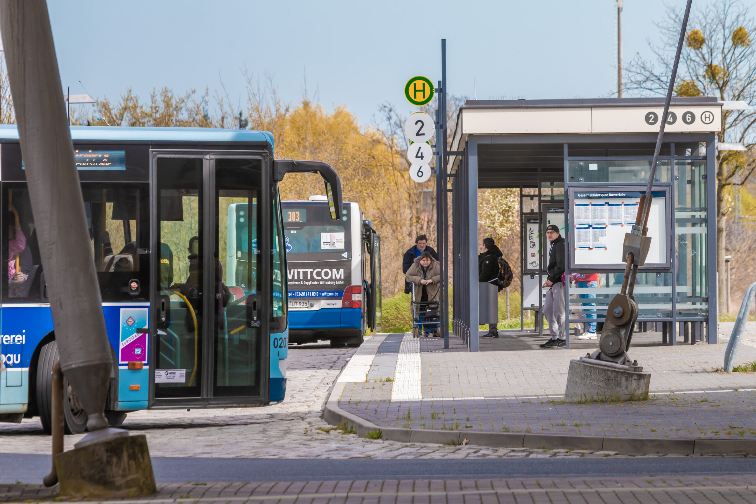 Busse des ÖPNV halten am Hauptbahnhof in Wittenberg.