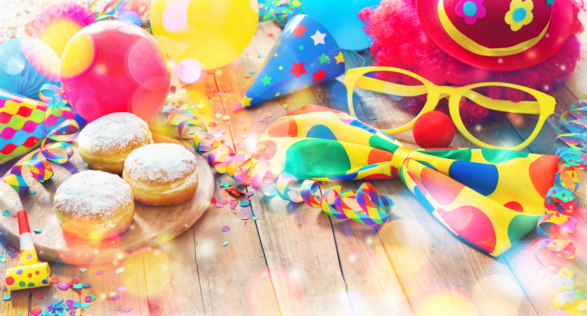 Bunter Karnevals- oder Partyhintergrund mit Donuts, Luftballons, Luftschlangen und Konfetti und lustigem Gesicht