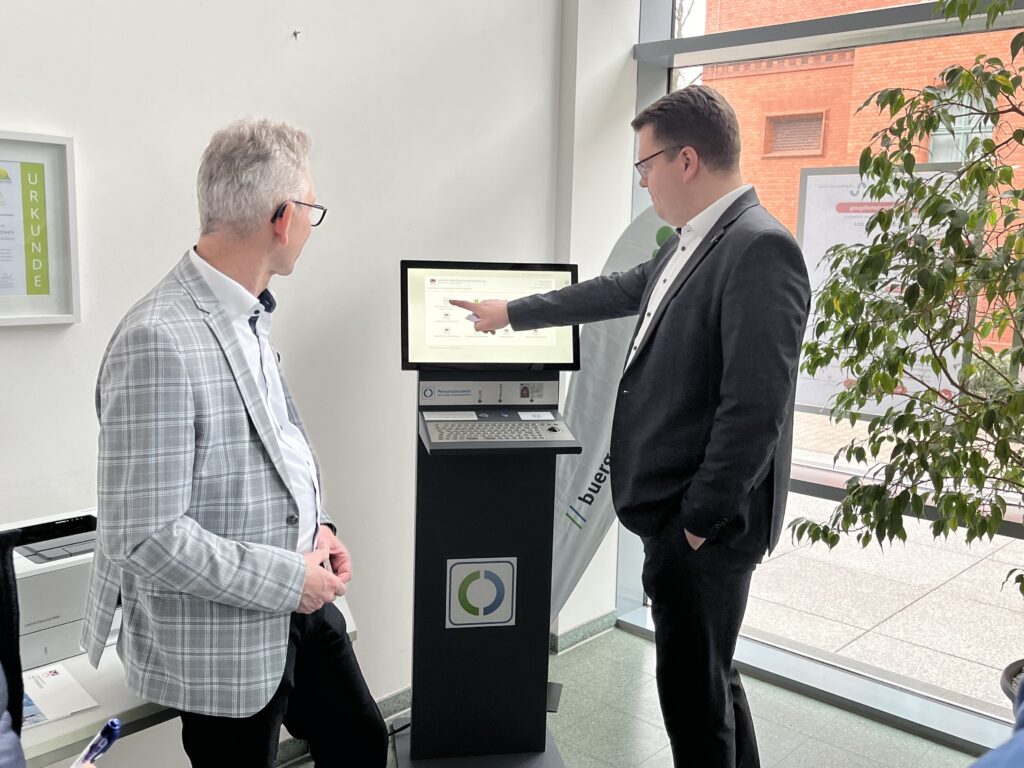 Landrat Christian Tylsch und Rudolf Philipeit, Vorsitzender des Vereins buergerservice.org, bei der Inbetriebnahme des neuen Bürgerterminals im Foyer der Kreisverwaltung