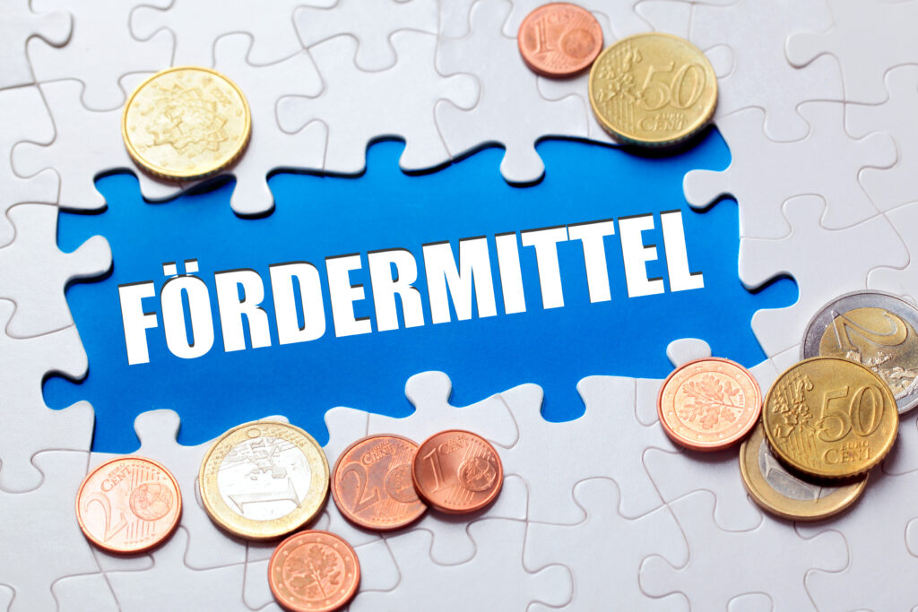 Puzzle mit Text Fördermittel mit Geldstücken