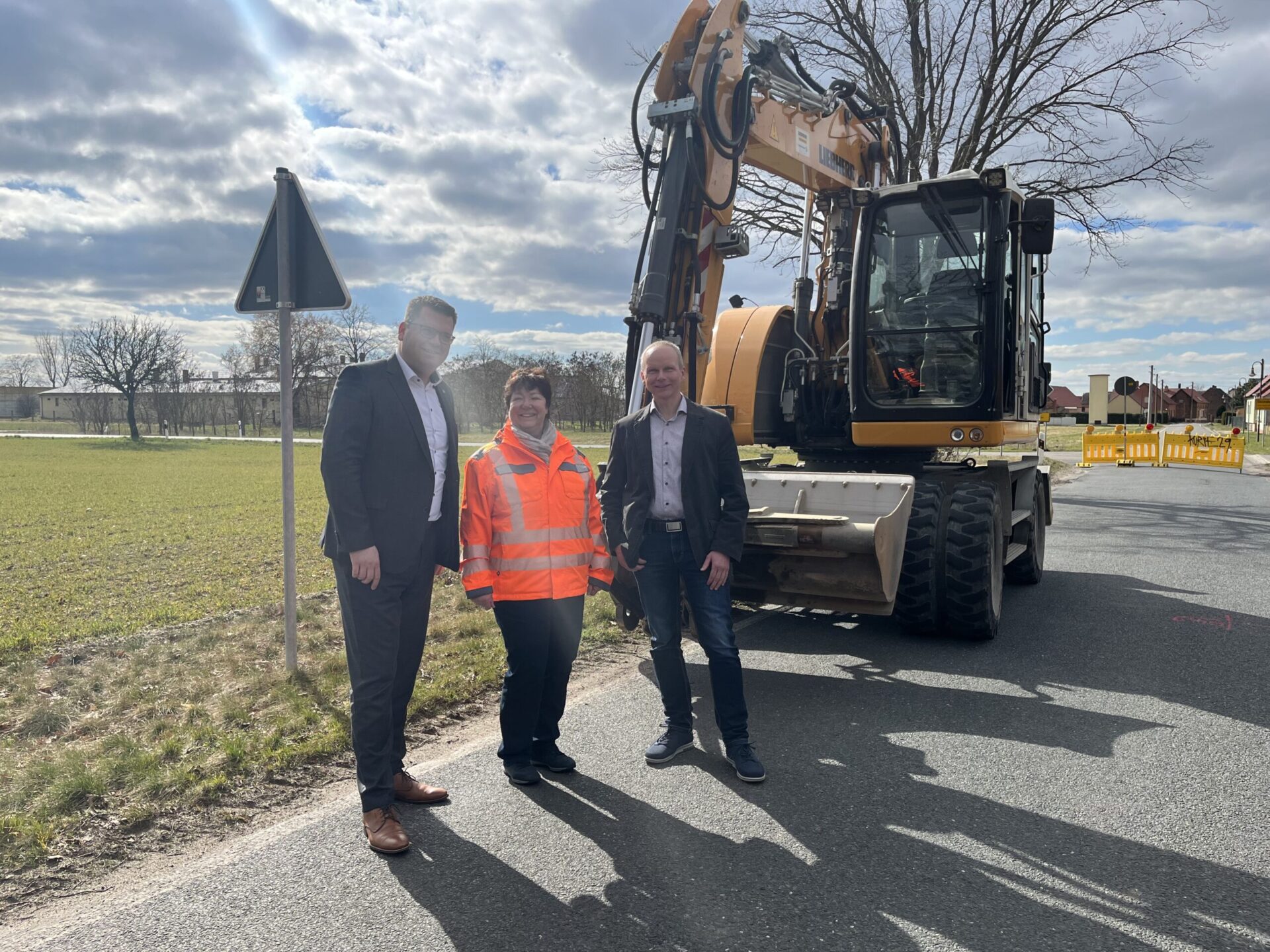 Landrat Christian Tylsch, Andrea Tischer vom Fachdienst Raumordnung und Regionalentwicklung des Landkreises Wittenberg und Frank Brettschneider, Vorsitzender des Bauausschusses, auf der neu eröffneten Baustelle.