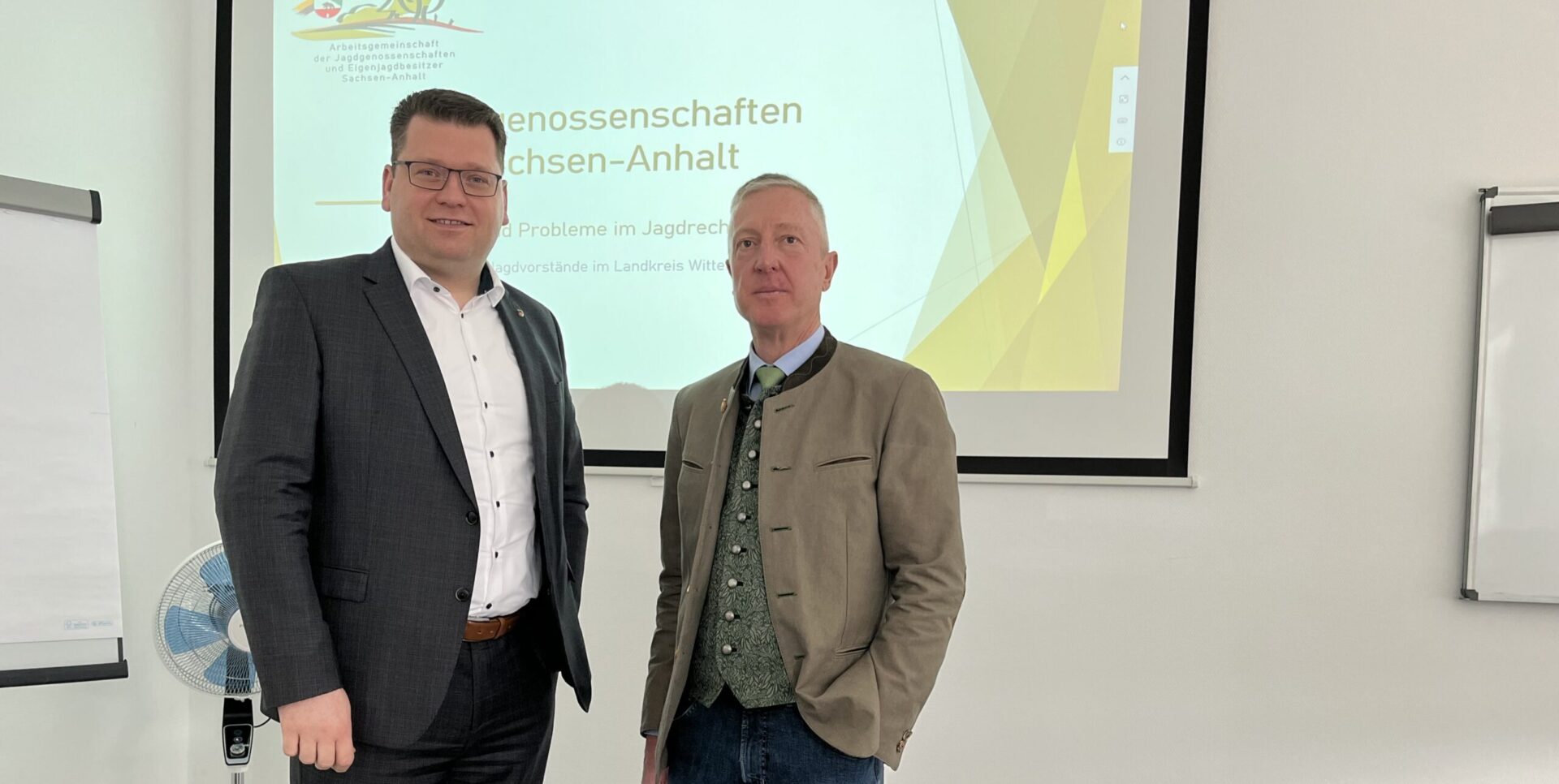 Landrat Christian Tylsch und Rechtsanwalt Hartmut Meyer, Vorsitzender der Arbeitsgemeinschaft der Jagdgenossenschaften und Eigenjagdbesitzer Sachsen-Anhalt