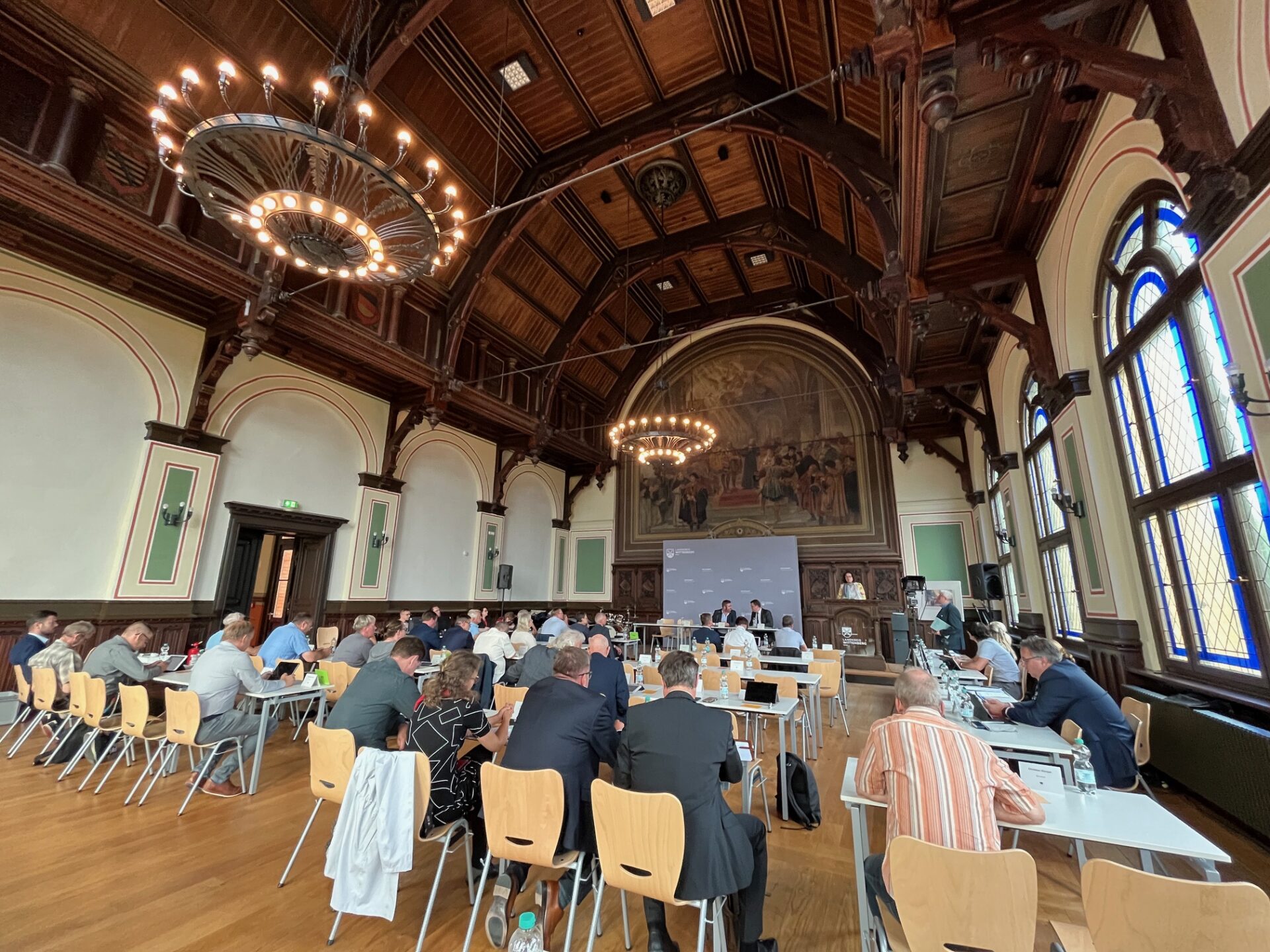 Der Kreistag des Landkreises Wittenberg tagt in der Aula des Hauses Melanchthon.