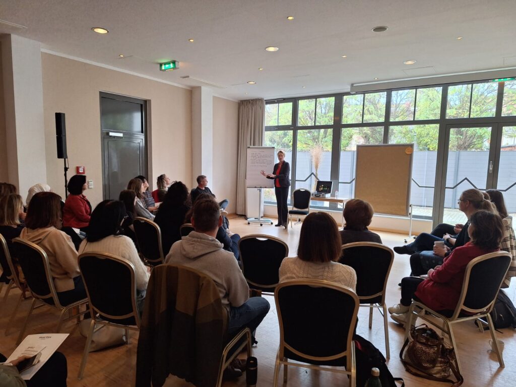 Foto vom 9. Kinderschutzfachtag 2024, Aufnahme Teilnehmende und Referentin
