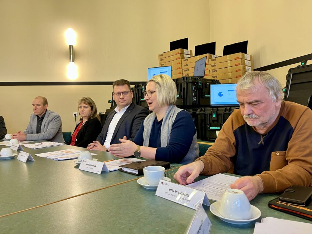 Landrat Christian Tylsch mit Schulleiterinnen und Schulleitern bei der Pressekonferenz zur Schul-IT-Ausstattung im Landkreis Wittenberg.