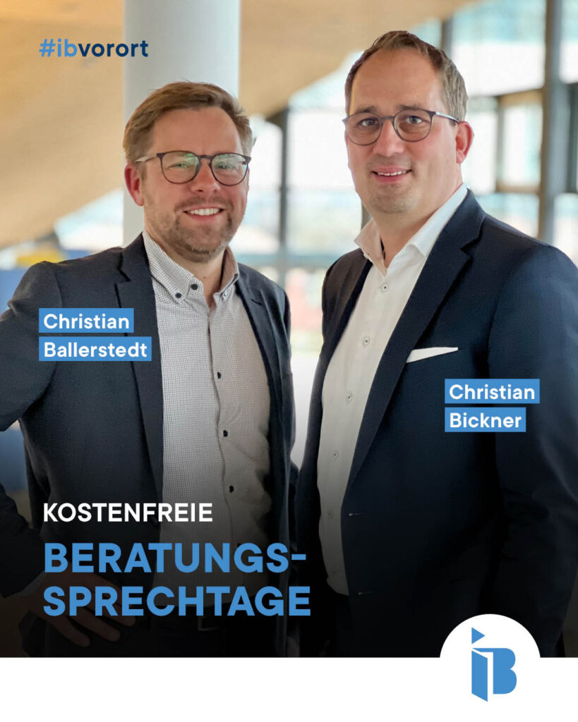 Zwei Männer gekleidet jeweils mit Hemd und Anzug blicken in die Kamera und lächeln einladend. Im unteren Teil des Bildes ist der Text geschrieben "kostenfreihe Beratungssprechtage"