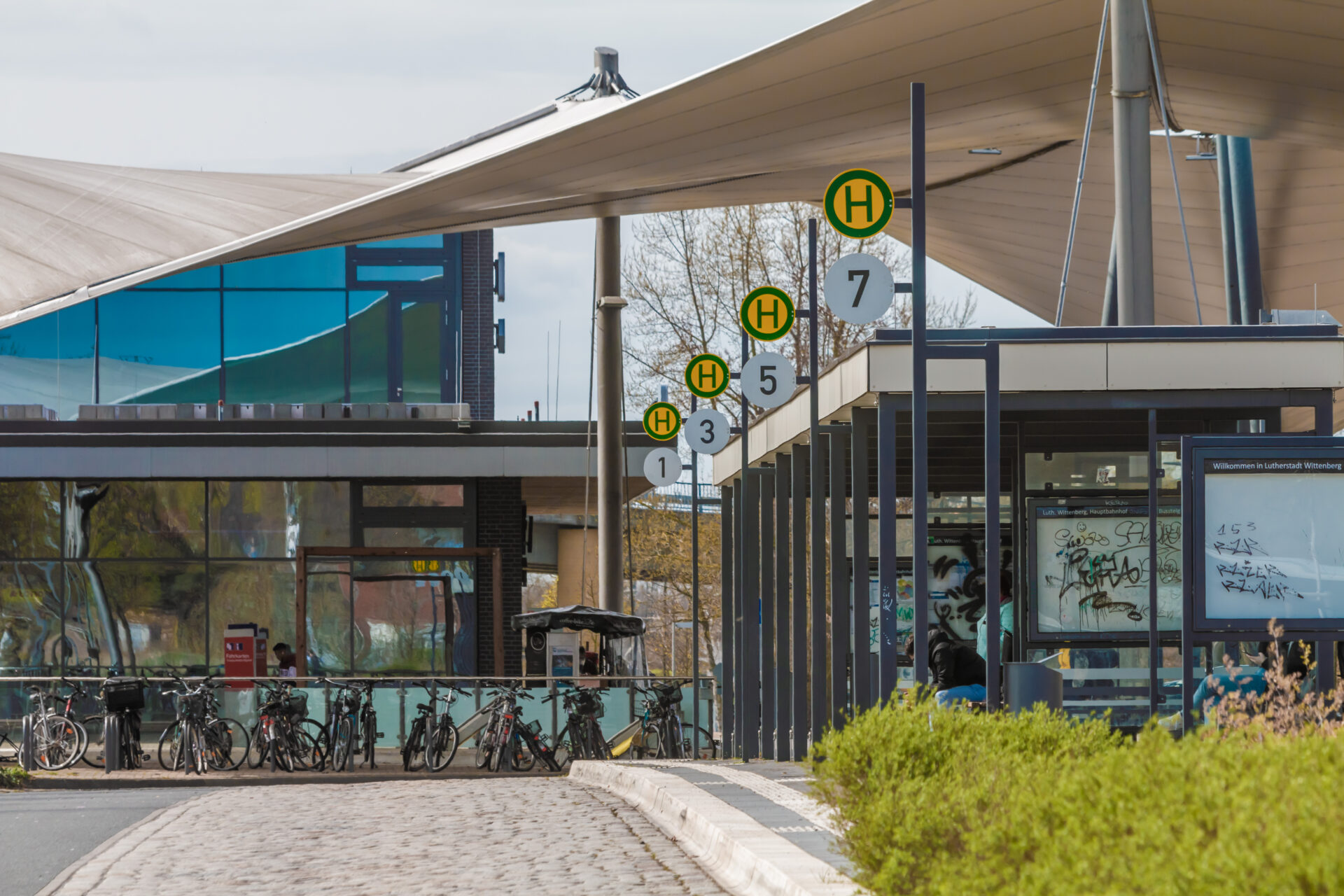 Busse des ÖPNV halten am Hauptbahnhof in Wittenberg.