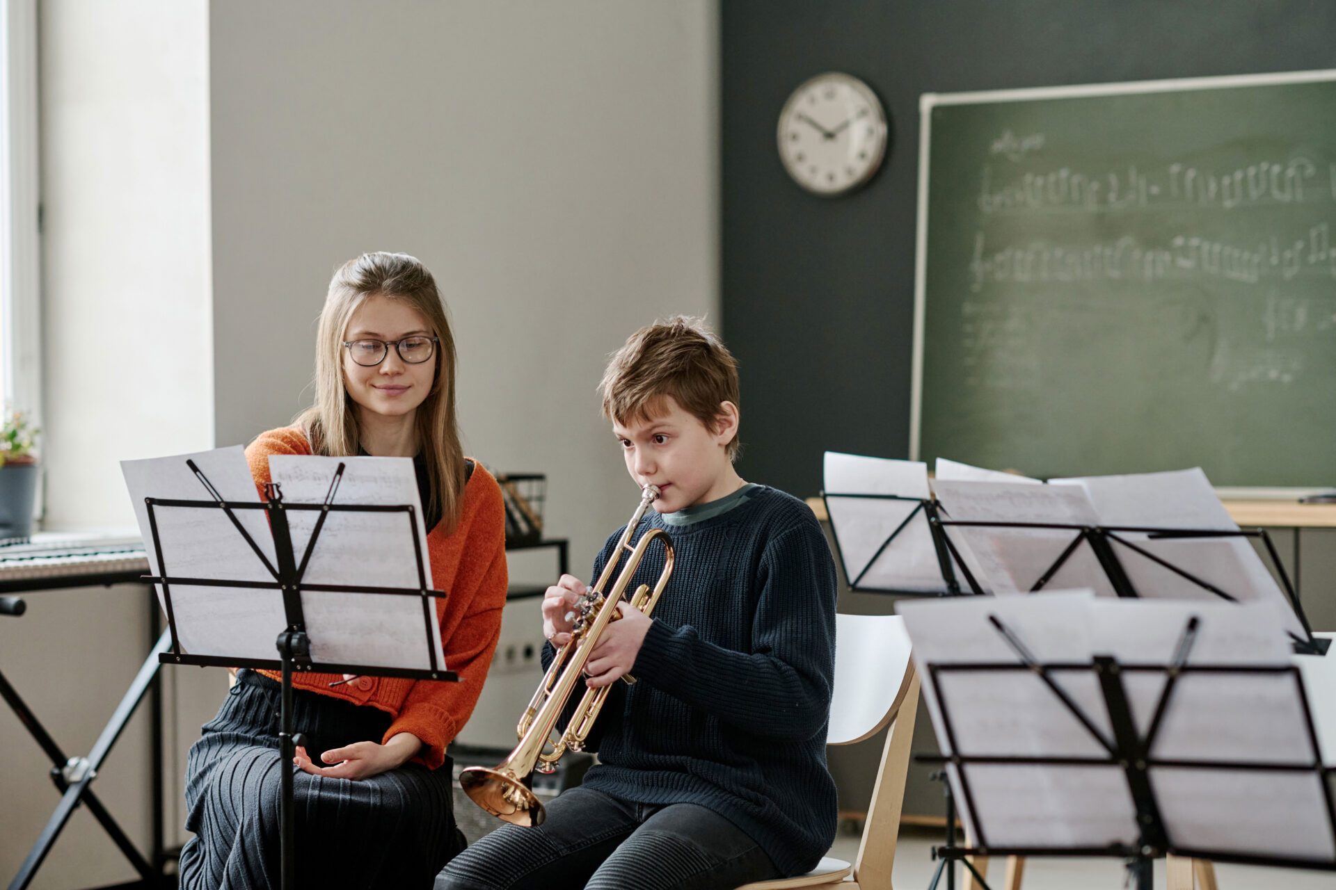 Mädchen bringt Jungen Trompete spiele bei
