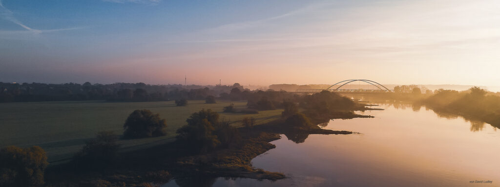 Sonenaufgang Sicht auf die Elbbrücke und die Elbe
