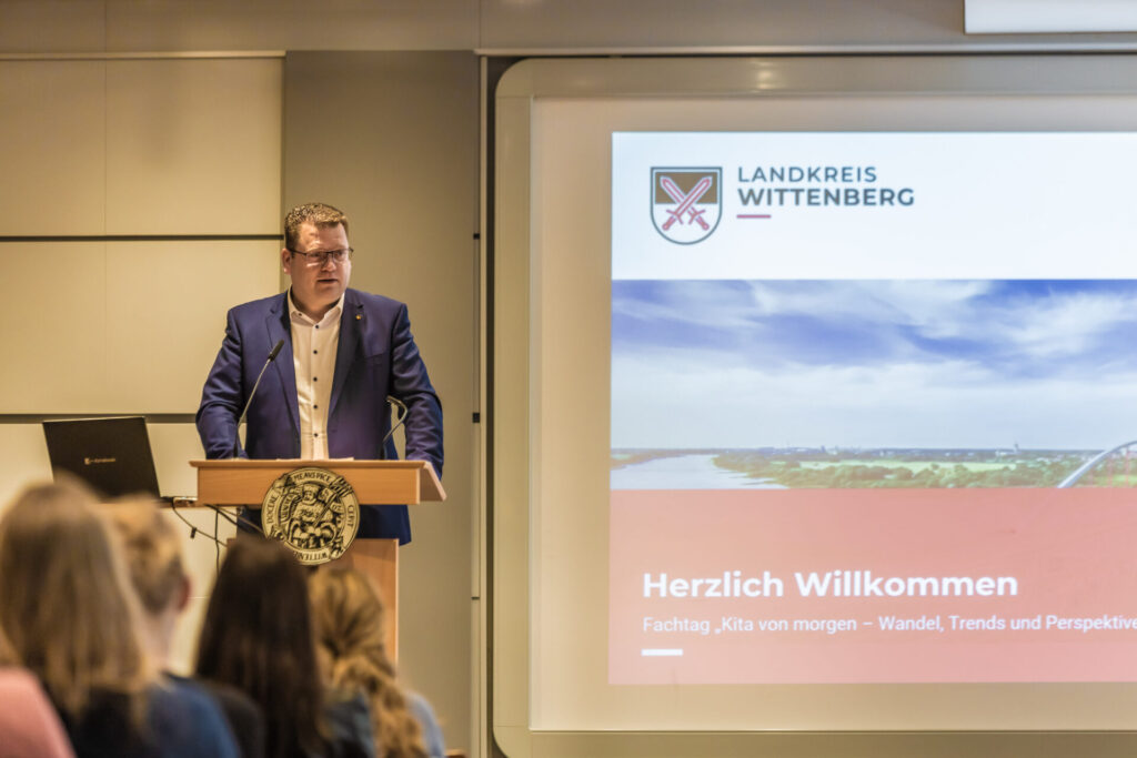 Landrat Christian Tylsch begrüßte die Teilnehmenden in der Leucorea.