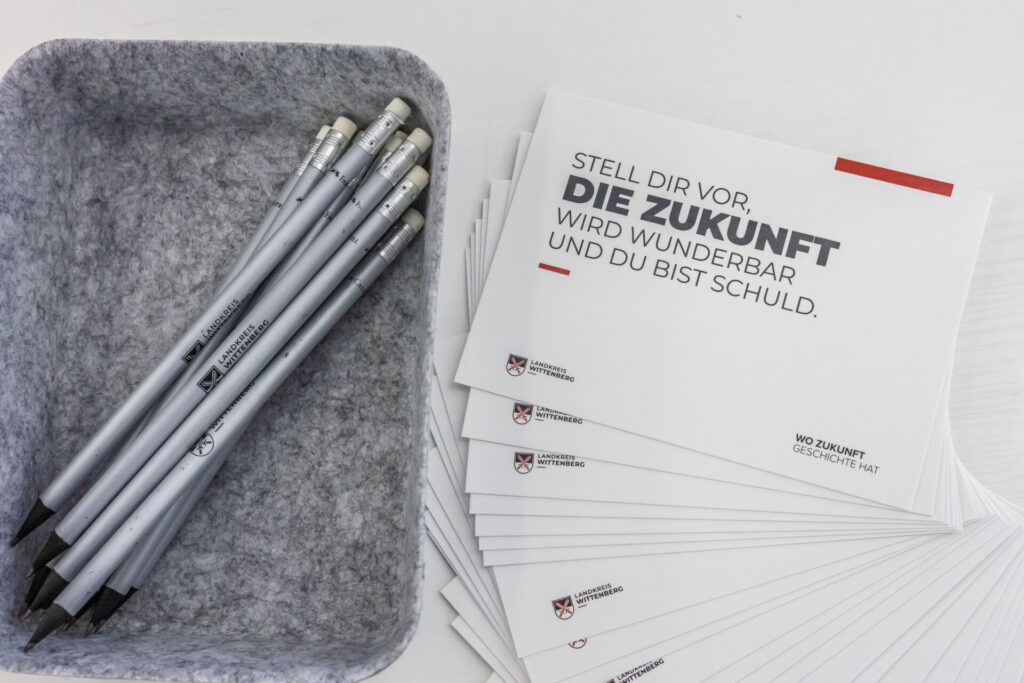 „Stell dir vor, die Zukunft wird wunderbar – und du bist schuld“: Eine Postkarte mit Botschaft – für alle, die täglich Zukunft mitgestalten.